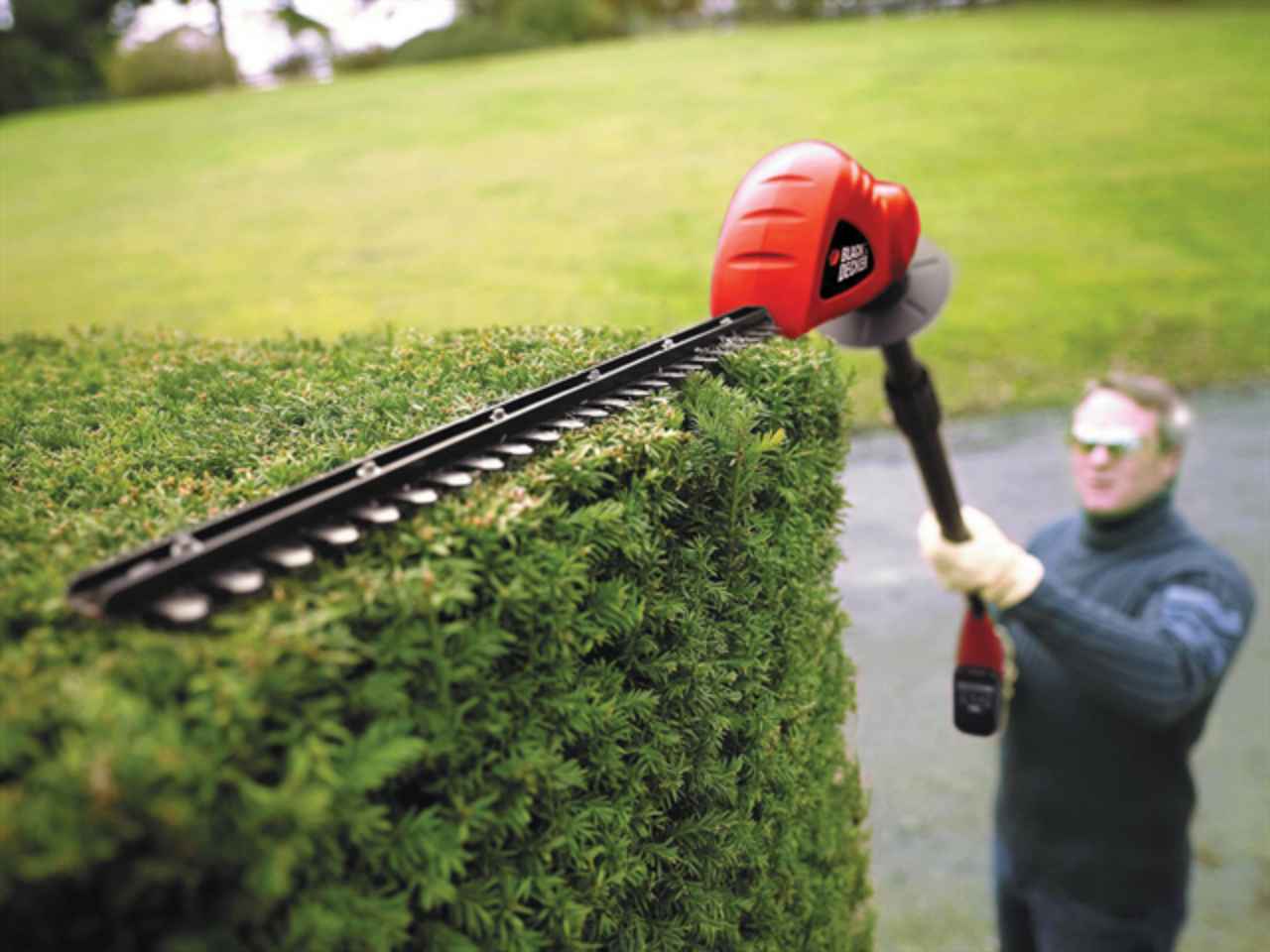 Black Decker GTC1843L 18v Li ion Cordless Pole Hedge Trimmer