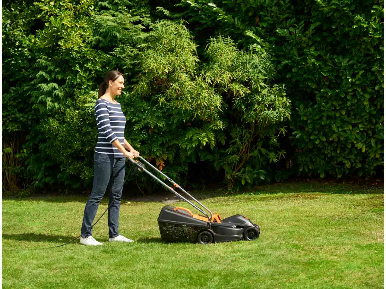 Black Decker Black Decker BEMW351 GB 240V 320mm Push Lawn Mower