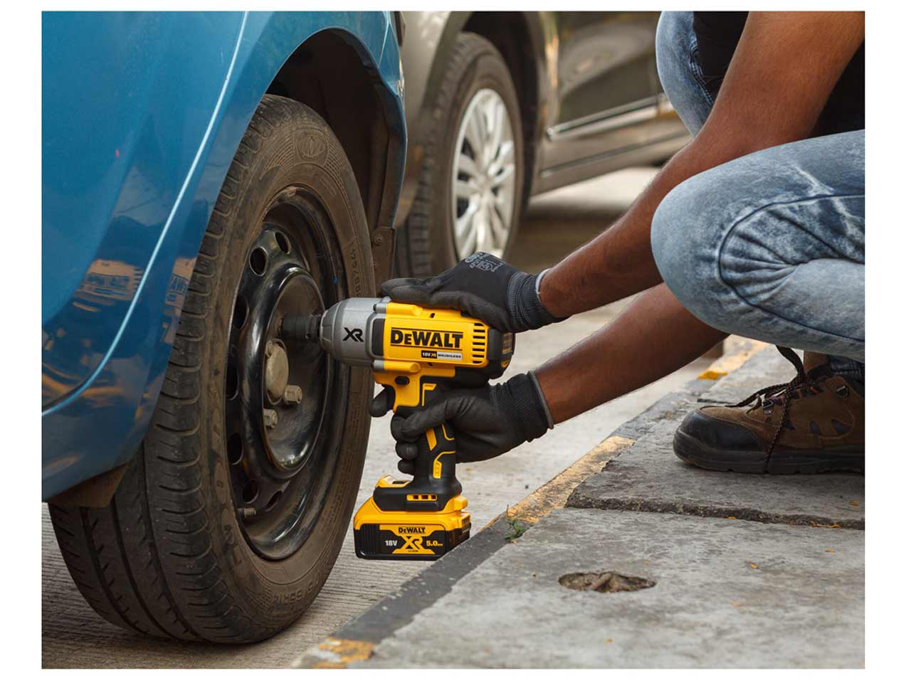 Dewalt dcf899 18v xr brushless high deals torque impact wrench 2 x 5.0 ah