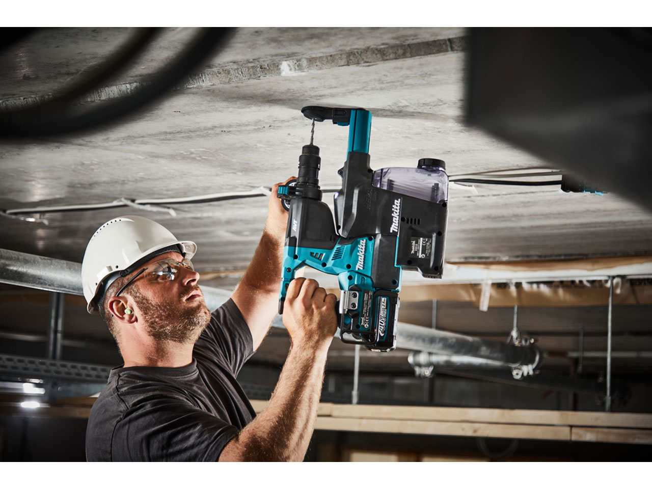 Makita 18v hammer drill deals with dust extractor