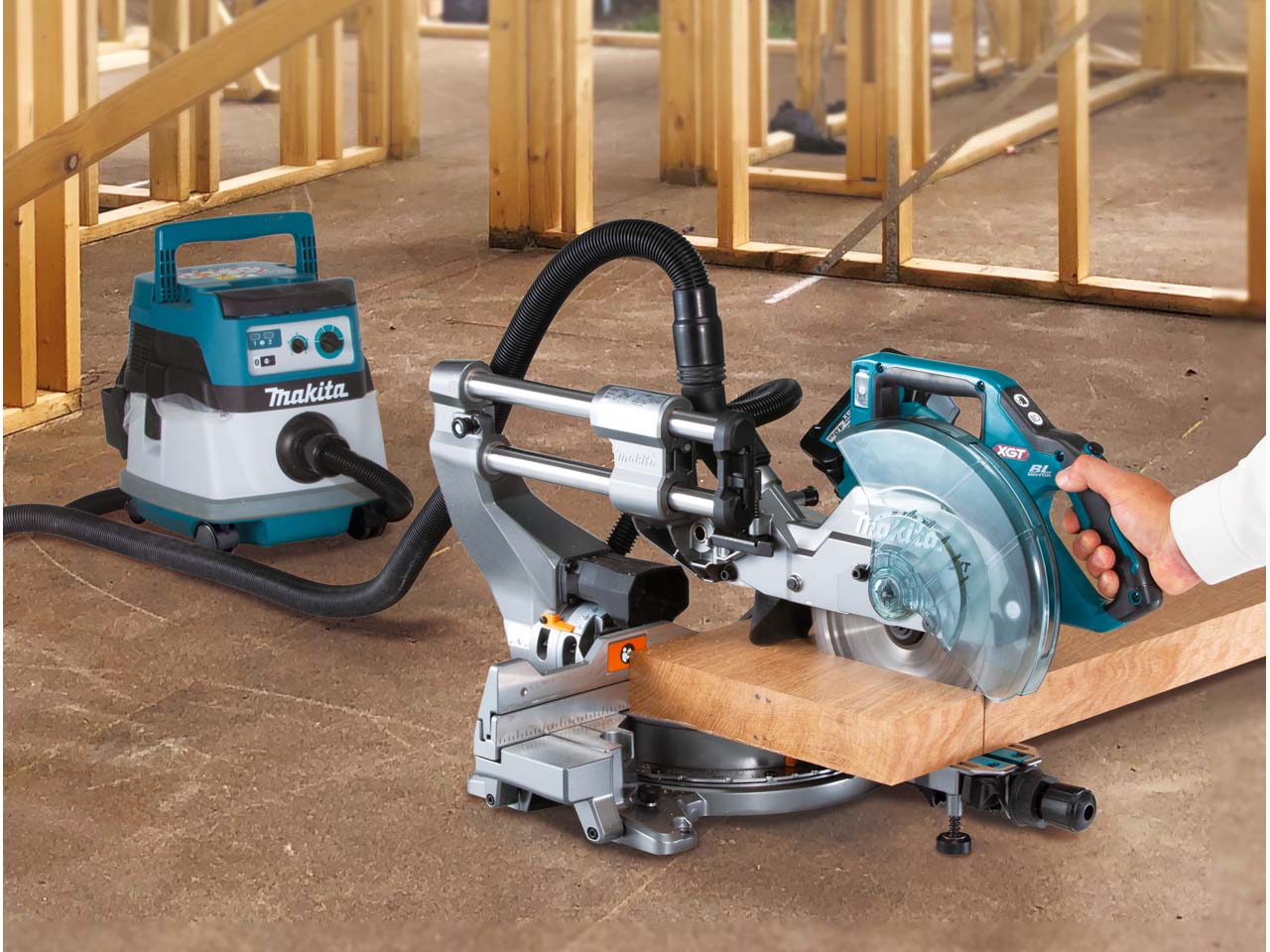 Makita LS002GZ01 40V XGT Max BL 216mm Slide Compound Mitre Saw